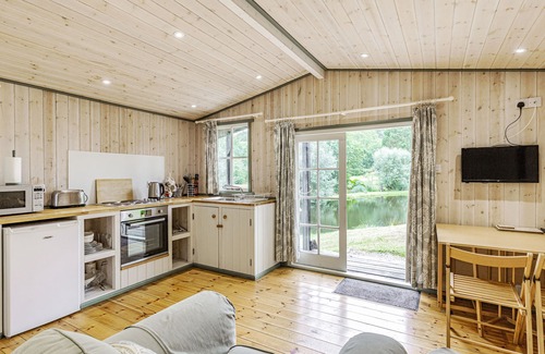 Honiton Cottage | LAKESIDE CABIN, with a garden in Sheldon