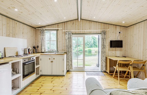 Honiton Cottage | LAKESIDE CABIN, with a garden in Sheldon