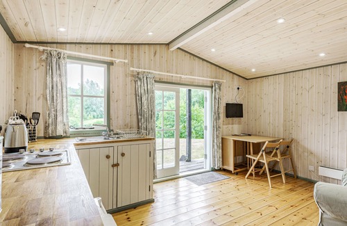 Honiton Cottage | LAKESIDE CABIN, with a garden in Sheldon