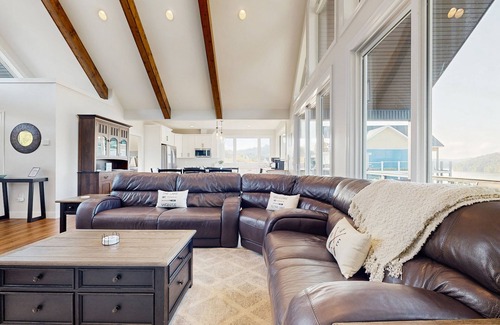 Hidden Springs Cabin | Lakeside chalet with panoramic water views, fully equipped kitchen & Wifi