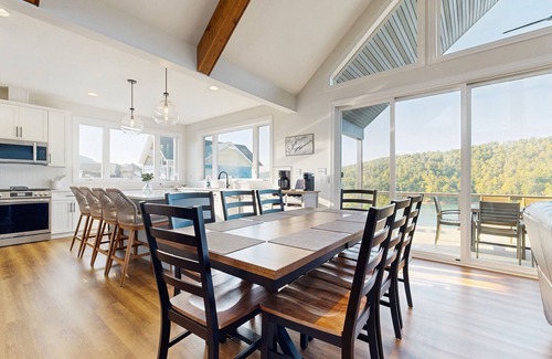 Hidden Springs Cabin | Lakeside chalet with panoramic water views, fully equipped kitchen & Wifi