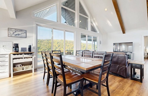 Hidden Springs Cabin | Lakeside chalet with panoramic water views, fully equipped kitchen & Wifi