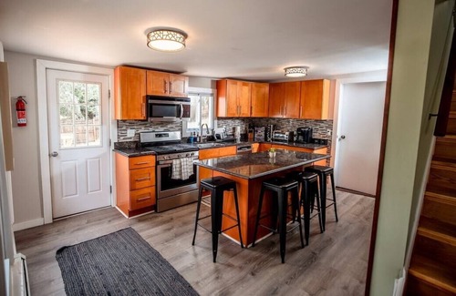 Swan Lake House | Lakeside Cottage 4 Bedroom, incredible lake views!