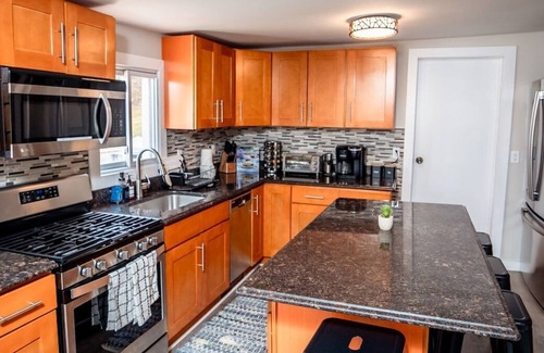 Swan Lake House | Lakeside Cottage 4 Bedroom, incredible lake views!