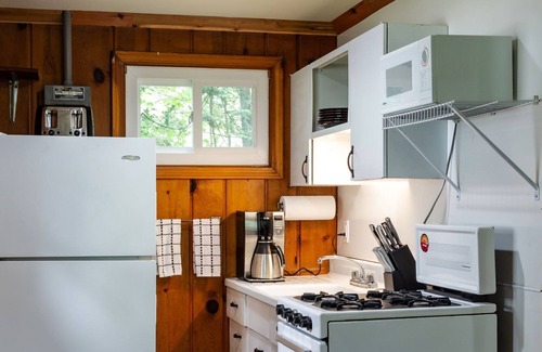 Gwinn Cottage | Lakeside cottage #4,Hottub,Fishing,Grills,Snowmobile