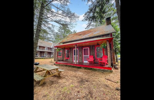 Inlet Cottage | Lakeside Cottage at The Birches on 4th Lake Inlet