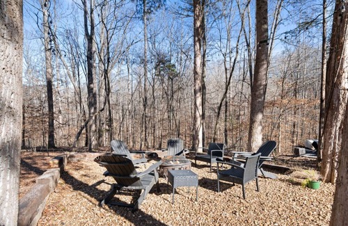 Tullahoma Cottage | Lakeside Cottage w/Golf Cart, Hot Tub, & Fire Pit