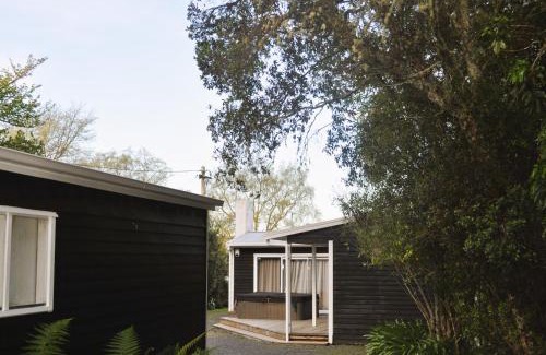 Lake Tarawera House | Lakeside Cottage with Jetty at Lake Tarawera