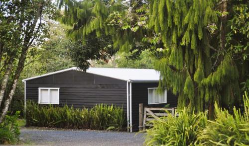 Lake Tarawera House | Lakeside Cottage with Jetty at Lake Tarawera