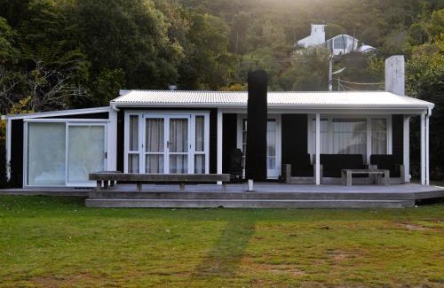 Lake Tarawera House | Lakeside Cottage with Jetty at Lake Tarawera