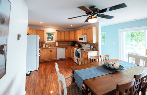 Catchacoma Cottage | Lakeside Couple's Retreat w/Hot Tub in the Kawarthas