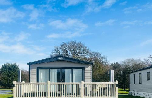 Allerthorpe Cabin | Lakeside Escape with Hot Tub