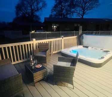 Allerthorpe Cabin | Lakeside Escape with Hot Tub