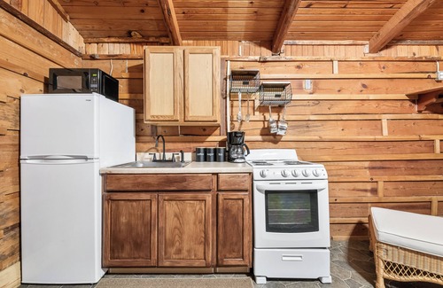 Madill Hotel | Lakeside Getaway- 2BR Wooden Suite on Lake Texoma - Texoma Shores Resort
