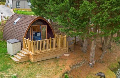 Cheriton Bishop Ski Chalet | Lakeside Haven - Fishing Lakes, Heated Outdoor Swimming Pool on Sister Park 500yds -Short Stays UK
