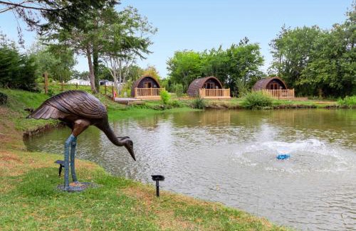 Cheriton Bishop Ski Chalet | Lakeside Haven - Fishing Lakes, Heated Outdoor Swimming Pool on Sister Park 500yds -Short Stays UK