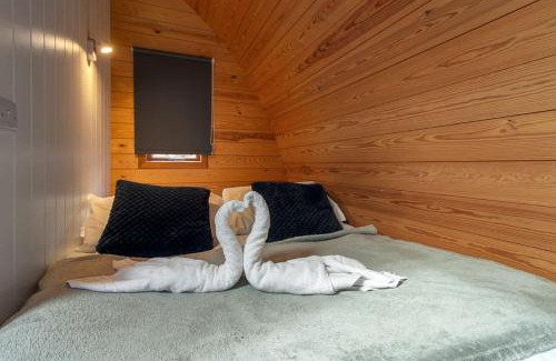 Cheriton Bishop Ski Chalet | Lakeside Haven - Fishing Lakes, Heated Outdoor Swimming Pool on Sister Park 500yds -Short Stays UK
