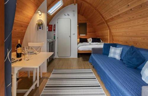 Cheriton Bishop Ski Chalet | Lakeside Haven - Fishing Lakes, Heated Outdoor Swimming Pool on Sister Park 500yds -Short Stays UK