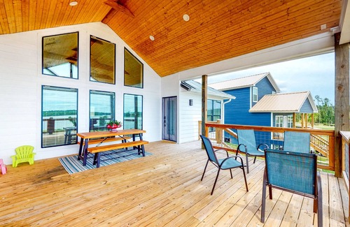 Livingston House | Lakeside Home with Beautiful Views of Lake Livingston - Large Water-View Deck