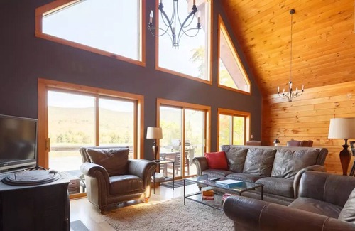 Hunter Ski Chalet | Lakeside Hunter Chalet on Ski Mountain