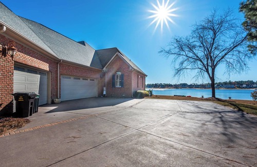 Olivia House | Lakeside Lane Retreat