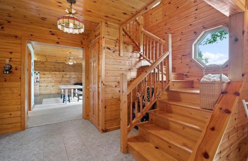 Reed City House | Lakeside Lodge Retreat