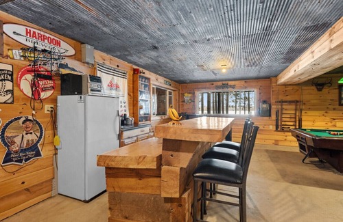 Siren House | Lakeside Log Cabin: 5BR Stunning Views & Game Room