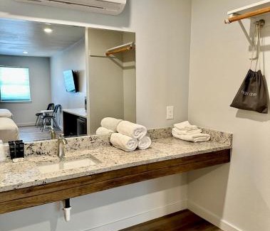 Kingston Hotel | Lakeside Motel, Cabins and RV