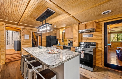 Dandridge Cabin | Lakeside Pet Friendly Cabin w/Hot tub Game Rm Fireplace Elec Vehicle Charger