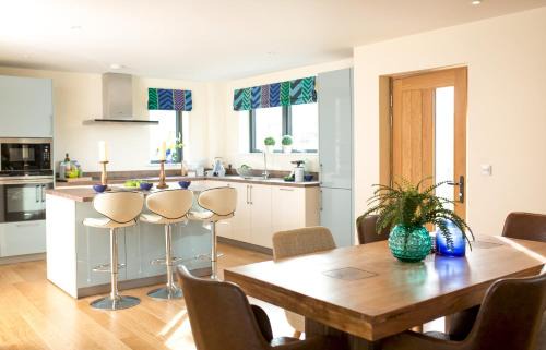 Holworth House | Lakeside property with spa access on a nature reserve Rainbows BV17