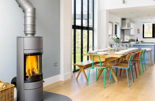 Holworth House | Lakeside property with spa access on a nature reserve Kirrin Barn BV26