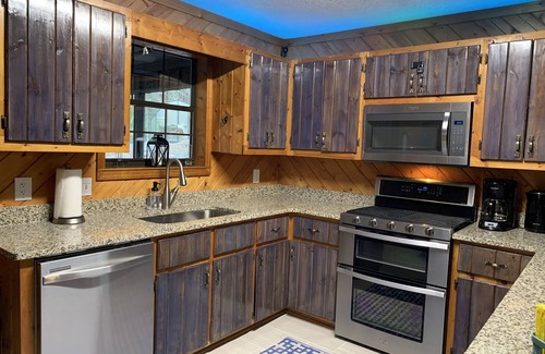 Ellijay Cabin | Lakeside Retreat: Explore 35 Acres of wilderness and Private Lake! Hot tub