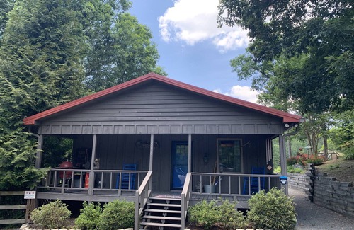Ellijay Cabin | Lakeside Retreat: Explore 35 Acres of wilderness and Private Lake! Hot tub