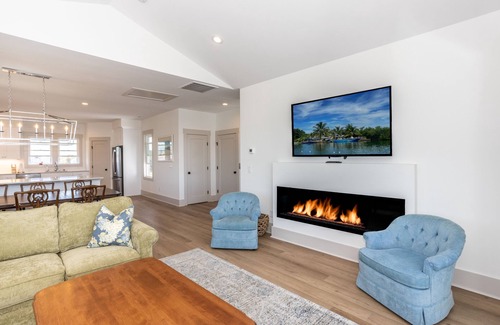Carolina Beach House | LAKESIDE SERENITY- panoramic views on a private road, sleeps 14