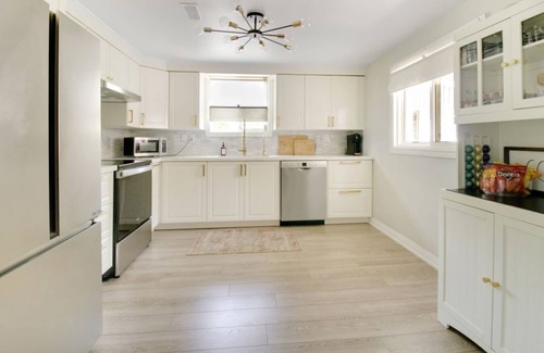 Innisfil House | Lakeside Serenity: Your Perfect Beach Escape