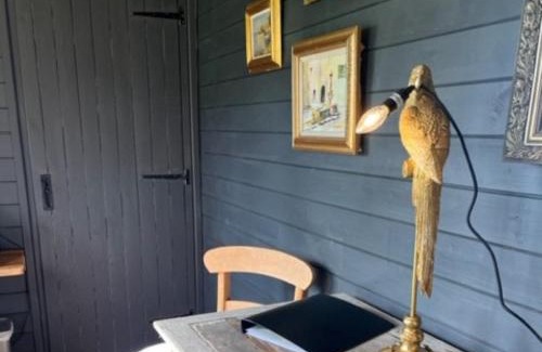 Pershore Apartment | Lakeside Shepard's Hut 'Sanderling'