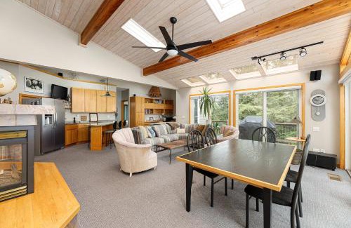 Traverse City House | Lakeside Shores Escape - Adventure Awaits Peaceful Retreat Just Minutes from Traverse City