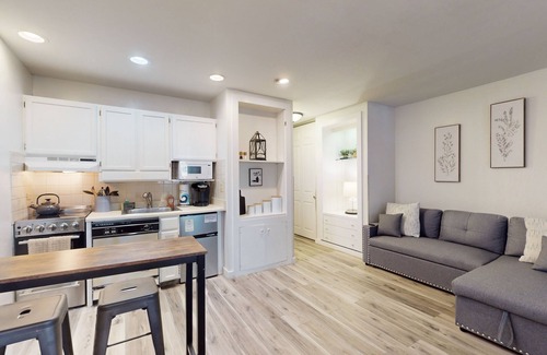 South Lake Tahoe Apartment | Lakeside Studio Close to Beach & Ski Resort w/WiFi, Shared Pool/Hot Tub, & Patio