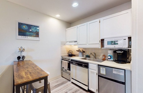 South Lake Tahoe Apartment | Lakeside Studio Close to Beach & Ski Resort w/WiFi, Shared Pool/Hot Tub, & Patio