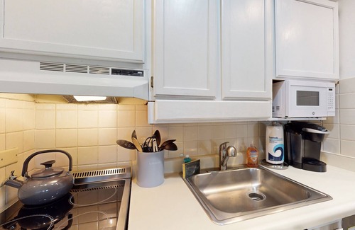 South Lake Tahoe Apartment | Lakeside Studio Close to Beach & Ski Resort w/WiFi, Shared Pool/Hot Tub, & Patio