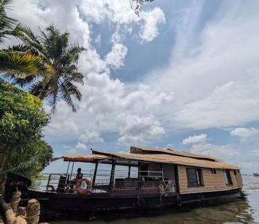 Khattalwada Boat Rental | Lakestar cruise
