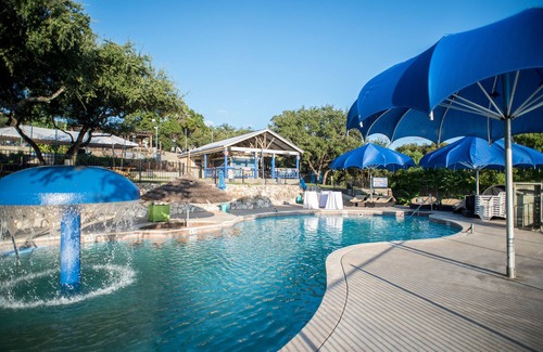 Volente Cabin | LakeTravis 1BR Bungalow #7: Free waterpark, walk to dining, marina, lake &beach