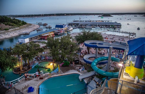 Volente Cabin | LakeTravis 1BR Bungalow #7: Free waterpark, walk to dining, marina, lake &beach