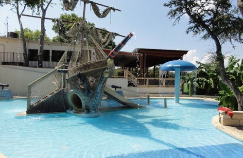Volente Cabin | LakeTravis 1BR Bungalow #7: Free waterpark, walk to dining, marina, lake &beach