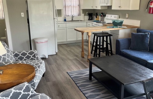 Volente Cabin | LakeTravis 2BR Bungalow 8:Free waterpark, walk to dining, marina, lake