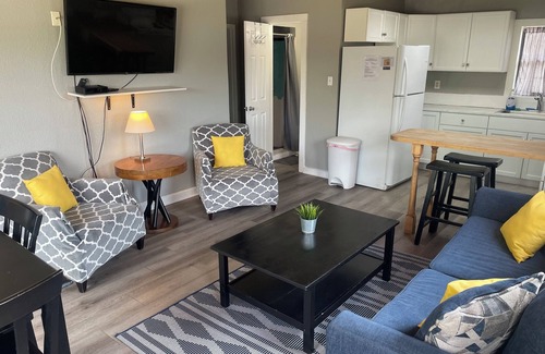 Volente Cabin | LakeTravis 2BR Bungalow 8:Free waterpark, walk to dining, marina, lake