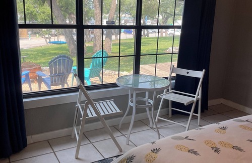 Volente Cabin | LakeTravis 2BR Bungalow 8:Free waterpark, walk to dining, marina, lake