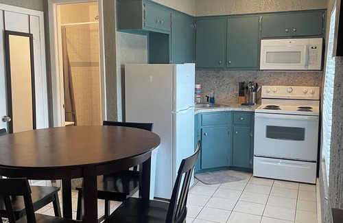 Volente Cabin | LakeTravis Bungalow 3: Free waterpark, low cleaning fee