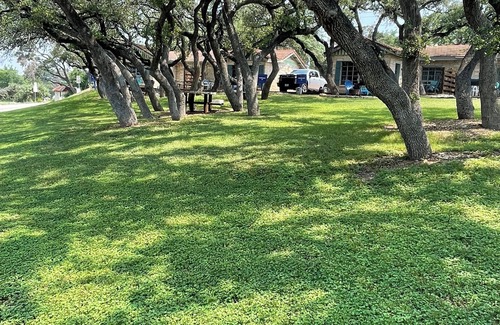 Volente Cabin | LakeTravis Bungalow 3: Free waterpark, low cleaning fee