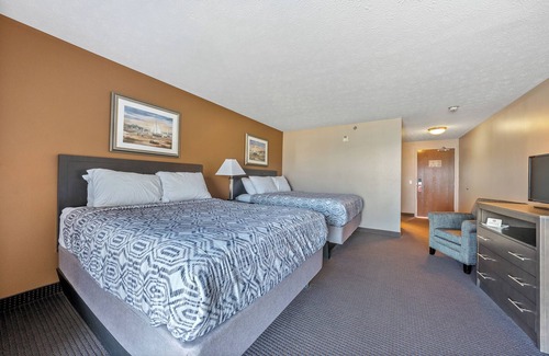 Put-in-Bay Hotel | Lakeview Balcony at Put-in-Bay - Sleeps 4